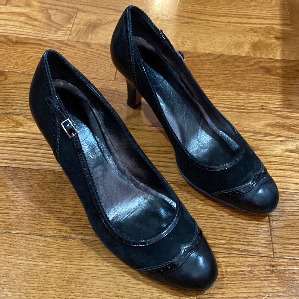 Adrienne Vittadini black leather/patent heels. Size 7.5